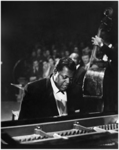 https _jazzinphoto.files.wordpress.com_2012_11_carel-l-de-vogel-jazzpianist-oscar-peterson-1959