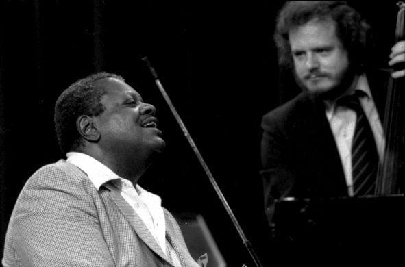 08-01-02 LISTN Envoie for Oscar Peterson pic 5