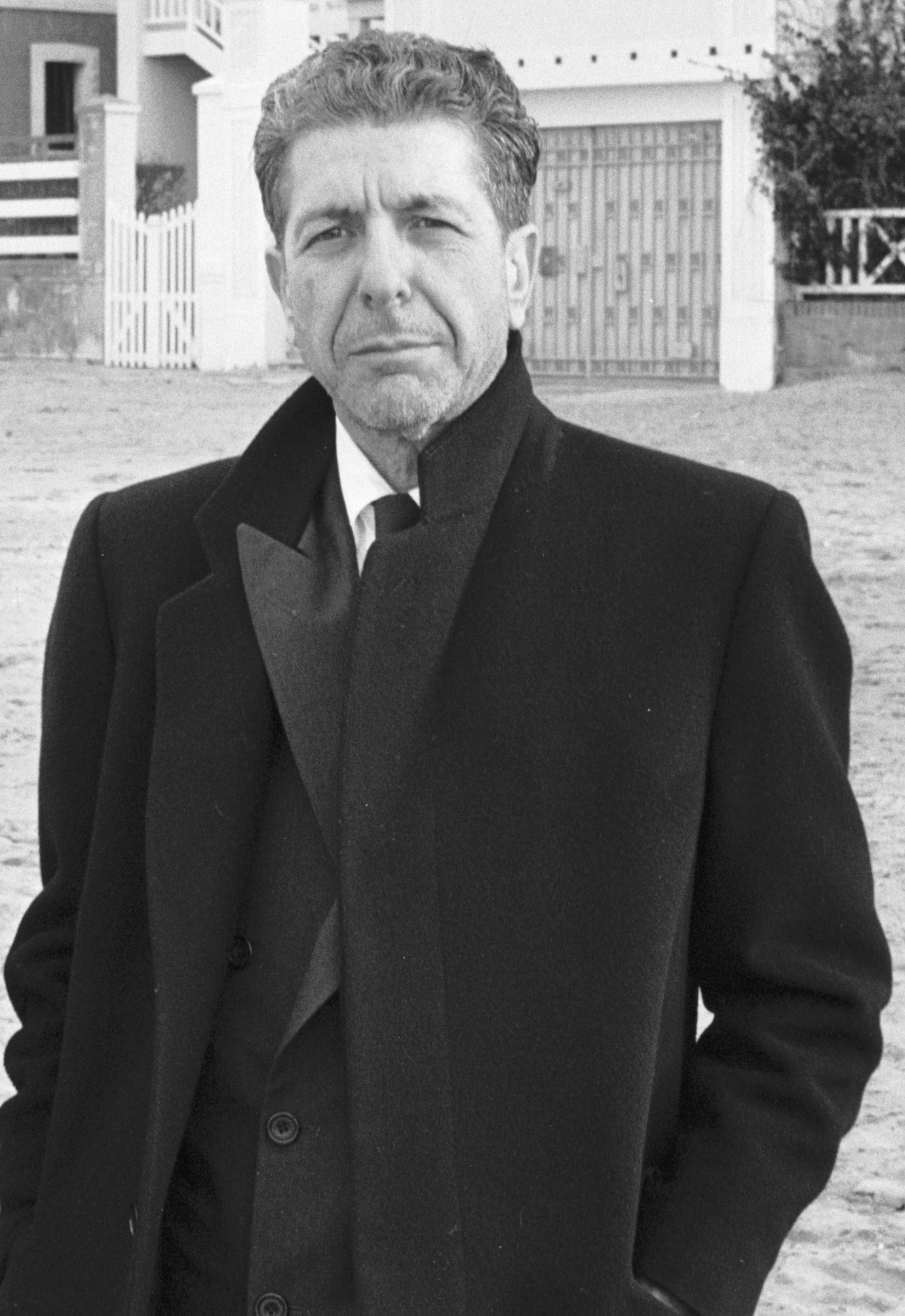 LEONARD COHEN . CHANTEUR CANADIEN . FOLK . TOURNAGE D UN CLIP . AVEC DOMINIQUE ISSERMANN . PHOTOGRAPHE . PLAGE DE TROUVILLE . 26 JANVIER 1988 .